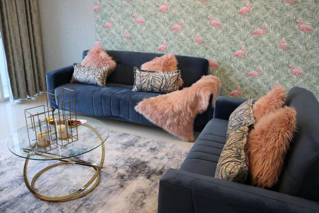 Huge 1-bedroom Unit With 2 Sofa Bed Amazing Dubai